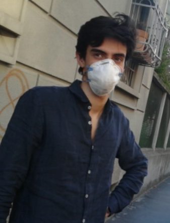 Lorenzo con maschera Covid2020-05-05 21.53.38