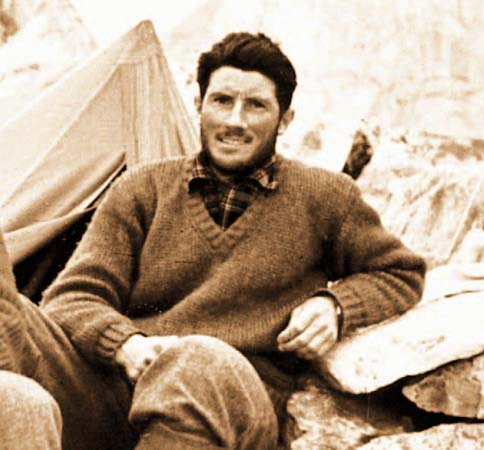 Walter Bonatti sul k2 in una foto d'archivio ANSA / CARLO ORLANDI